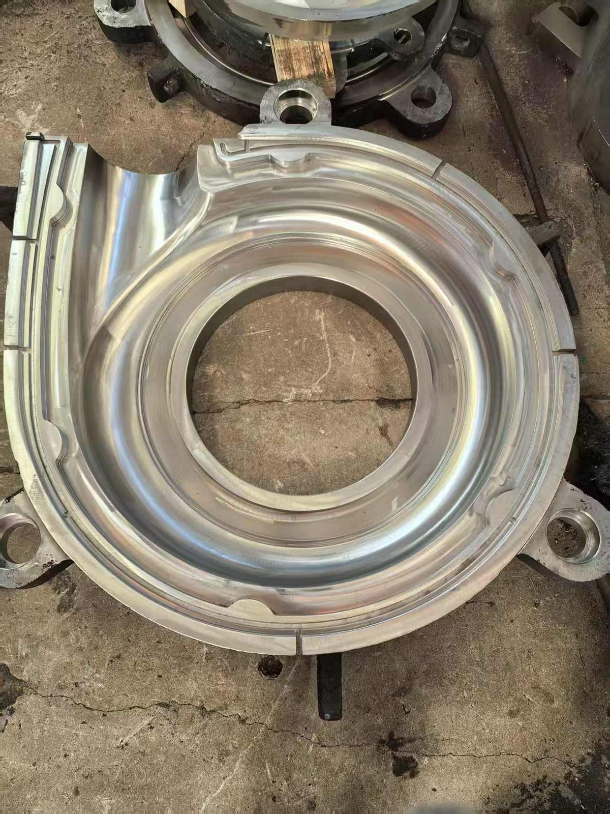 Aluminium liner mould interior cavity